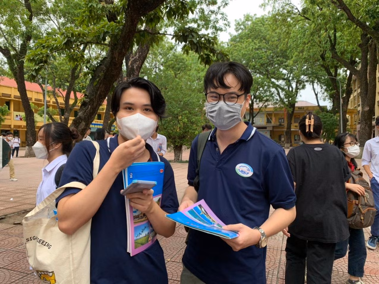 Thí sinh 'thở phào' khi hoàn thành bài thi tổ hợp, cập nhật giải đề 6 môn thi ảnh 64