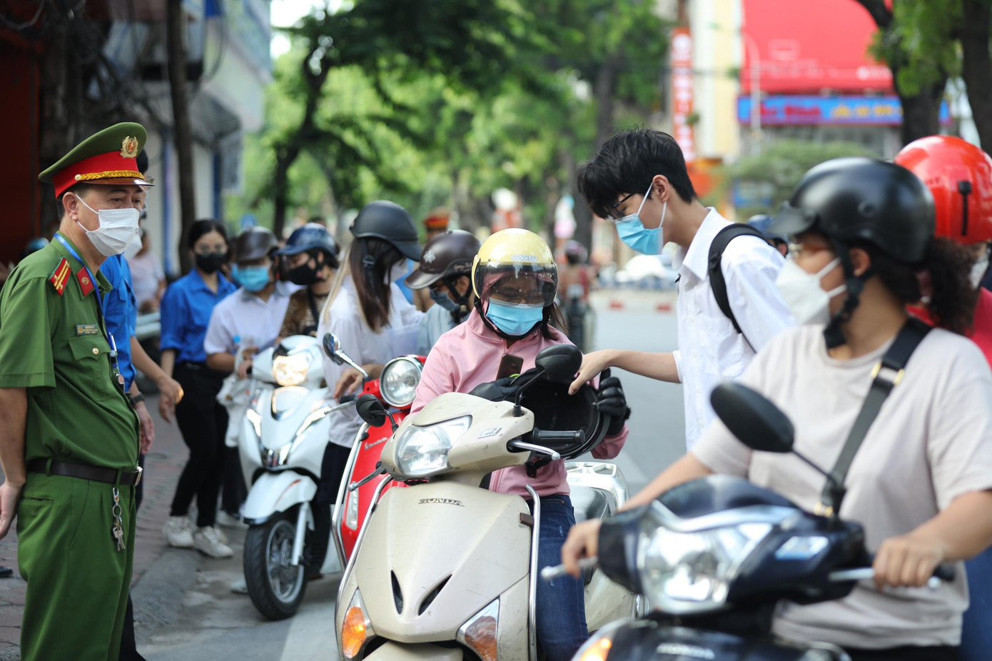 Thí sinh tự tin thi xong Ngữ Văn, cập nhật giải đề ảnh 28