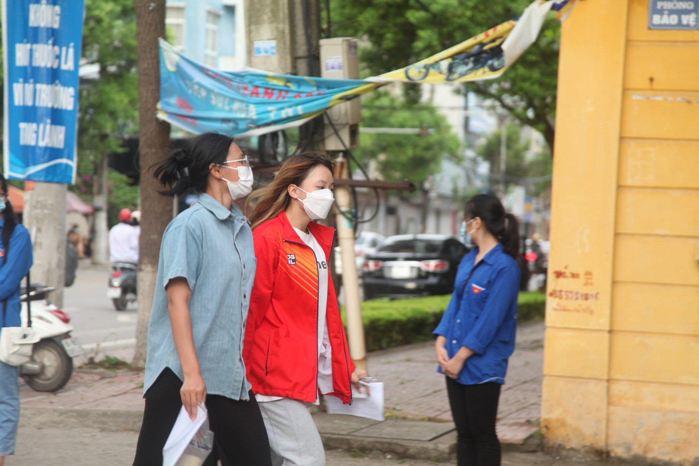 Thí sinh tự tin thi xong Ngữ Văn, cập nhật giải đề ảnh 55