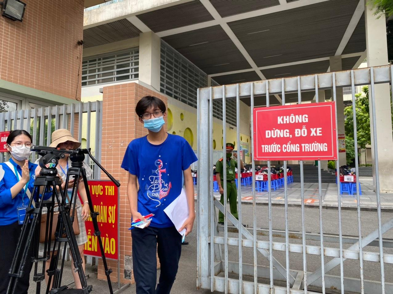 Thí sinh đầu tiên rời phòng thi ở điểm thi THCS Nghĩa Tân, Hà Nội. Ảnh Nguyễn Hà