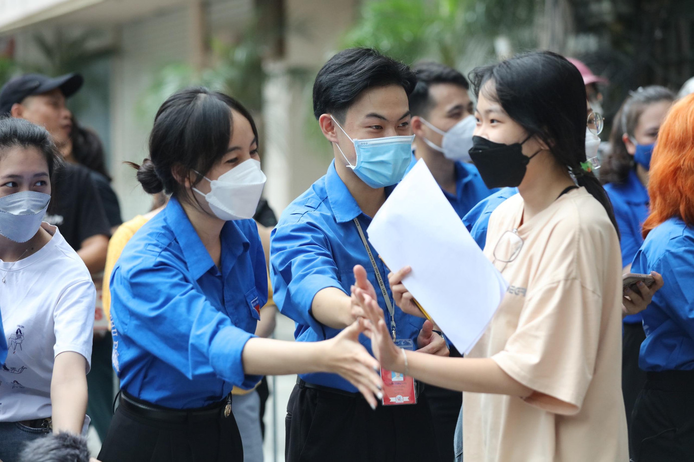 Thí sinh tự tin thi xong Ngữ Văn, cập nhật giải đề ảnh 114