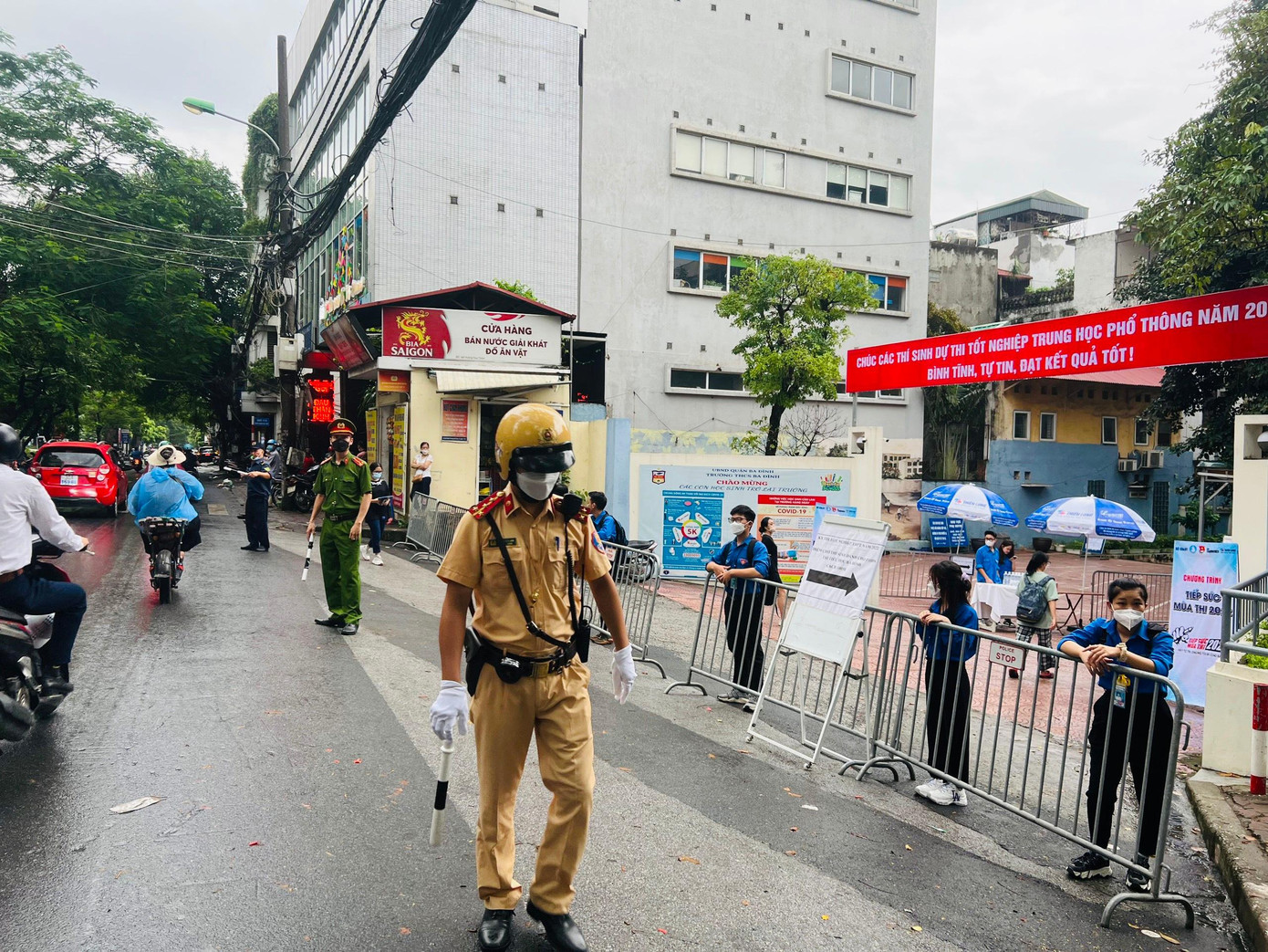 Thí sinh 'thở phào' khi hoàn thành bài thi tổ hợp, cập nhật giải đề 6 môn thi ảnh 39