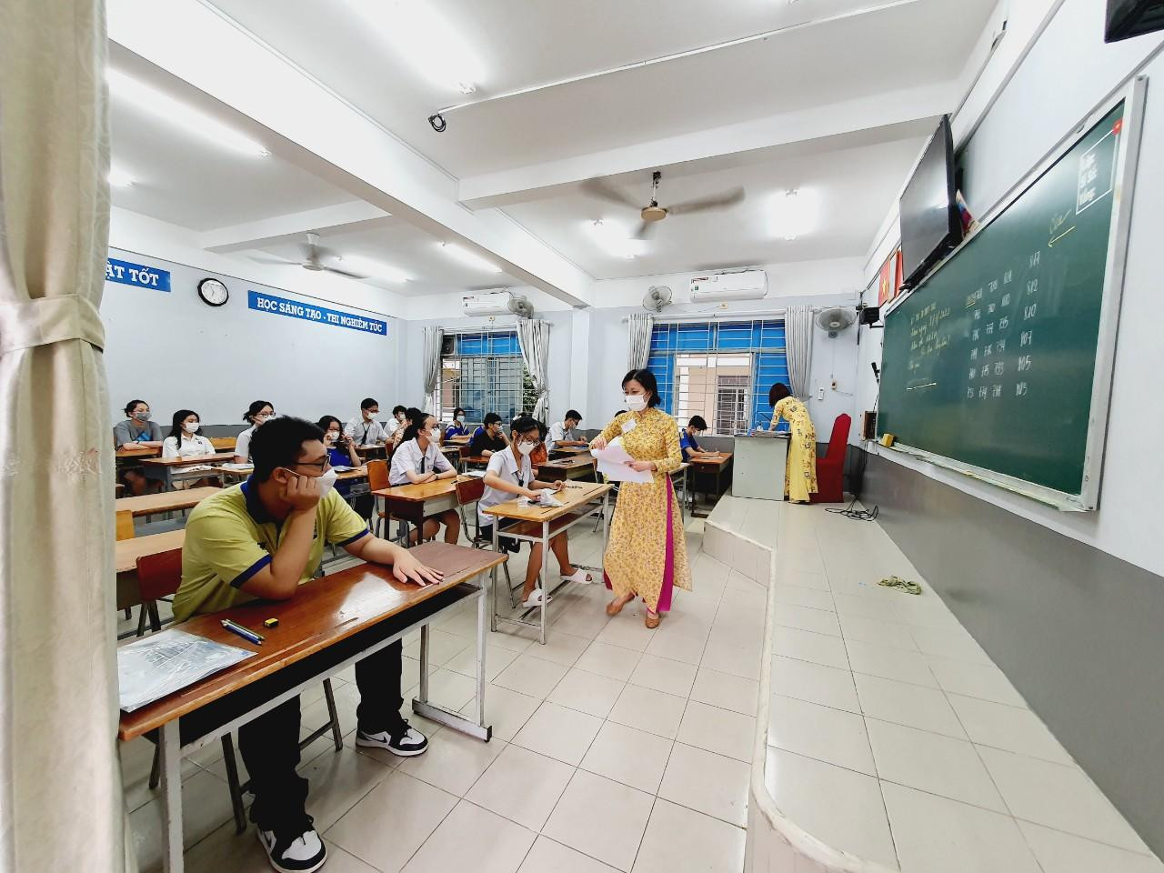 Thí sinh 'thở phào' khi hoàn thành bài thi tổ hợp, cập nhật giải đề 6 môn thi ảnh 31