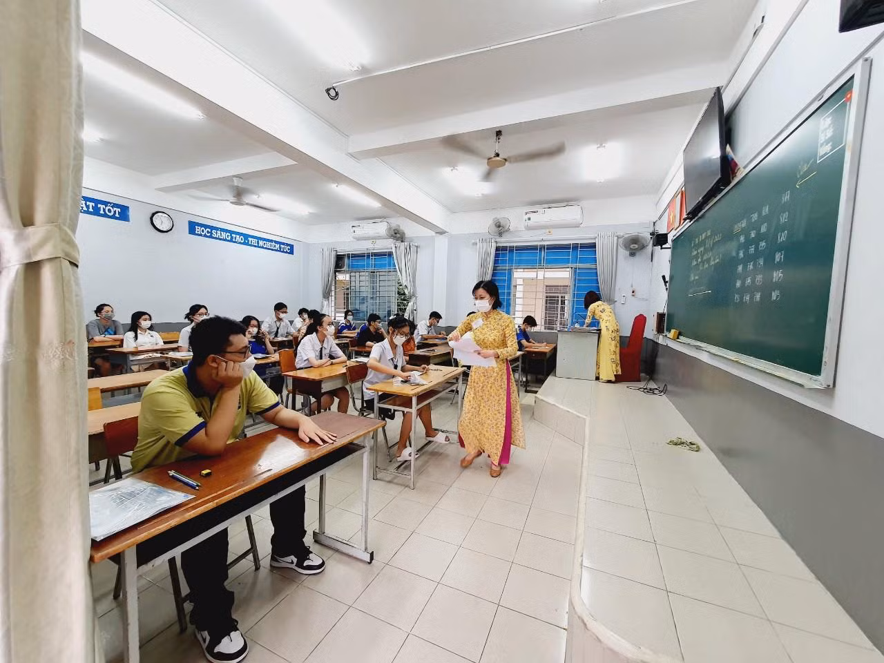 Thí sinh 'thở phào' khi hoàn thành bài thi tổ hợp, cập nhật giải đề 6 môn thi ảnh 31