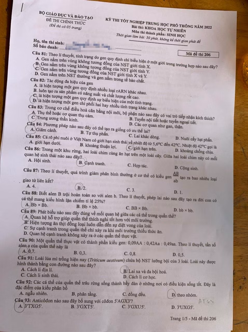 Thí sinh 'thở phào' khi hoàn thành bài thi tổ hợp, cập nhật giải đề 6 môn thi ảnh 52