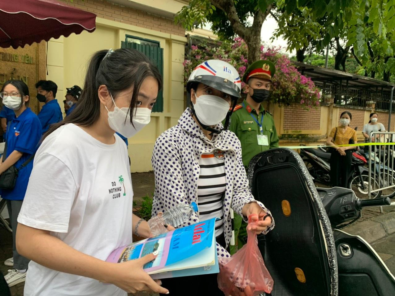 Thí sinh 'thở phào' khi hoàn thành bài thi tổ hợp, cập nhật giải đề 6 môn thi ảnh 10