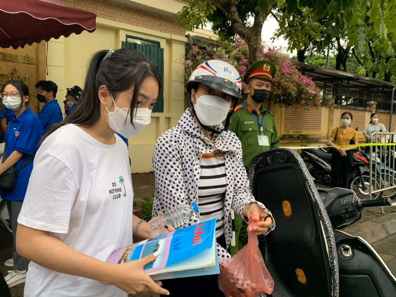Thí sinh 'thở phào' khi hoàn thành bài thi tổ hợp, cập nhật giải đề 6 môn thi ảnh 10