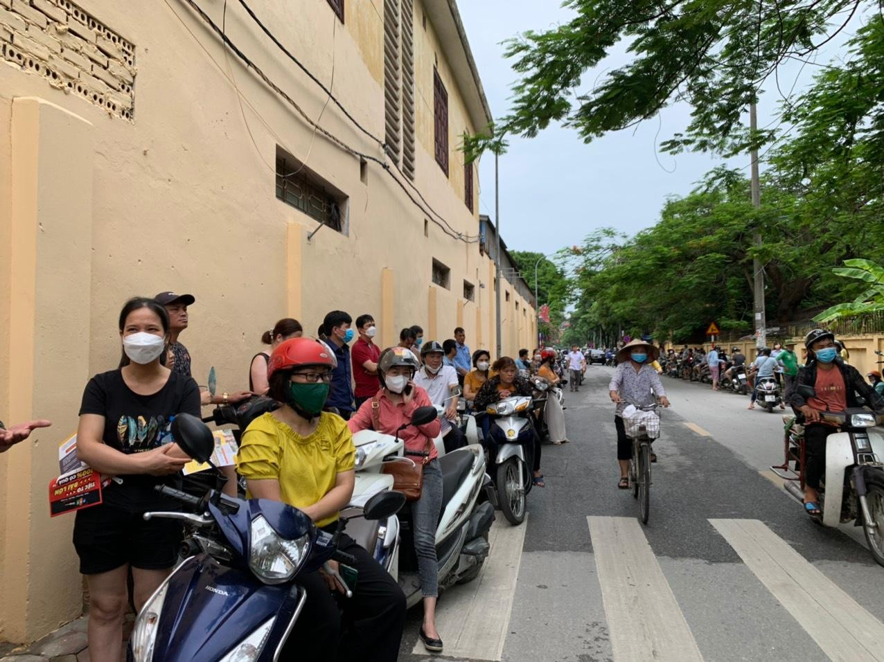 Phụ huynh ngóng con ngoài phòng thi Phụ huynh ngóng con ngoài phòng thi