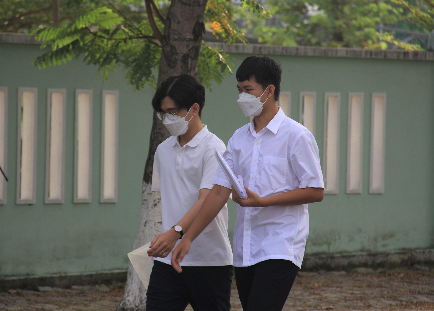 Thí sinh 'thở phào' khi hoàn thành bài thi tổ hợp, cập nhật giải đề 6 môn thi ảnh 26