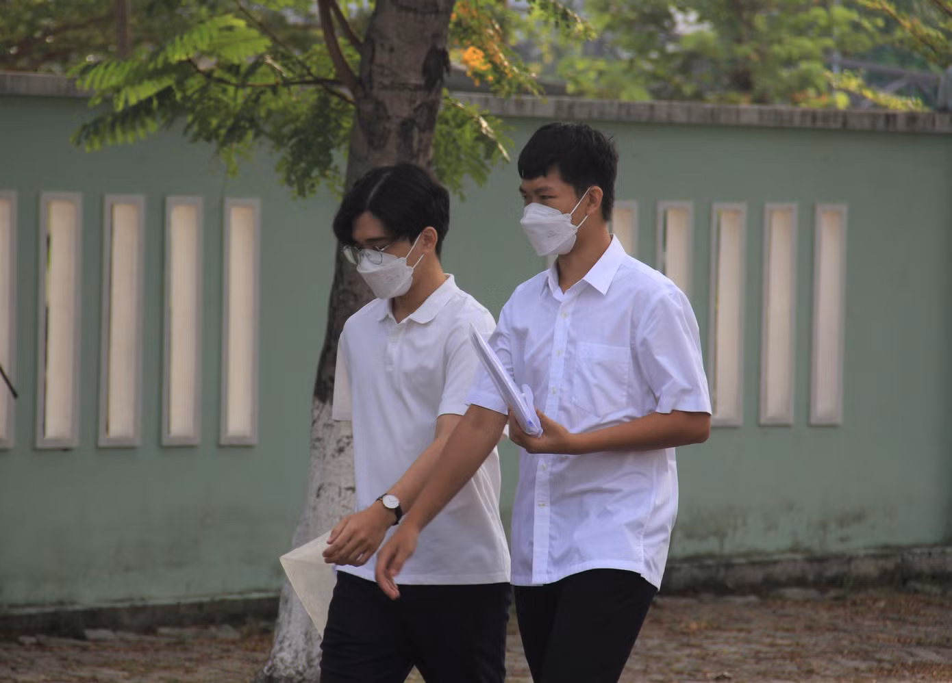 Thí sinh 'thở phào' khi hoàn thành bài thi tổ hợp, cập nhật giải đề 6 môn thi ảnh 26