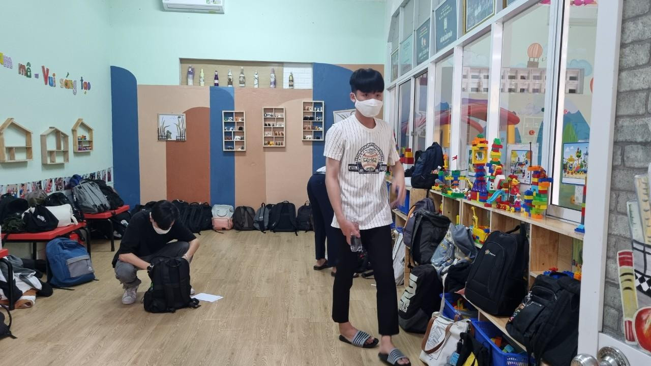 Thí sinh gửi đồ dùng trong trường mầm non.