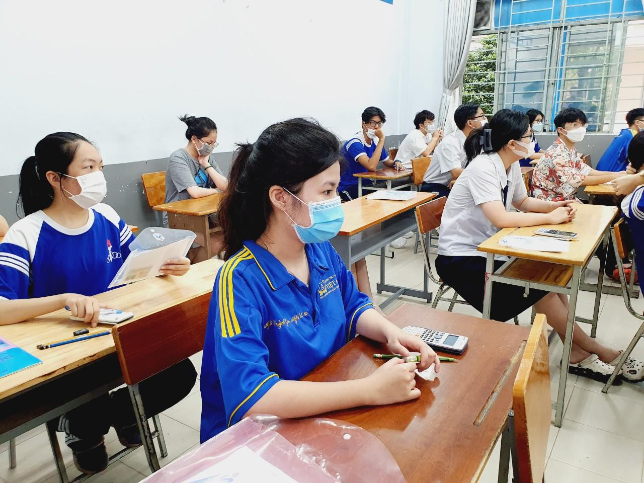 Thí sinh 'thở phào' khi hoàn thành bài thi tổ hợp, cập nhật giải đề 6 môn thi ảnh 33