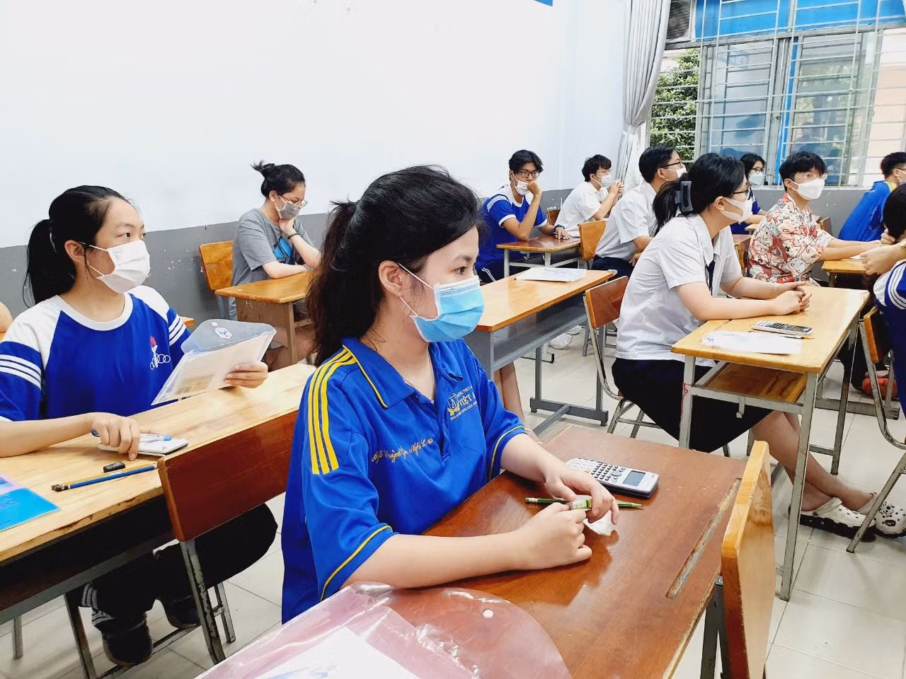 Thí sinh 'thở phào' khi hoàn thành bài thi tổ hợp, cập nhật giải đề 6 môn thi ảnh 33