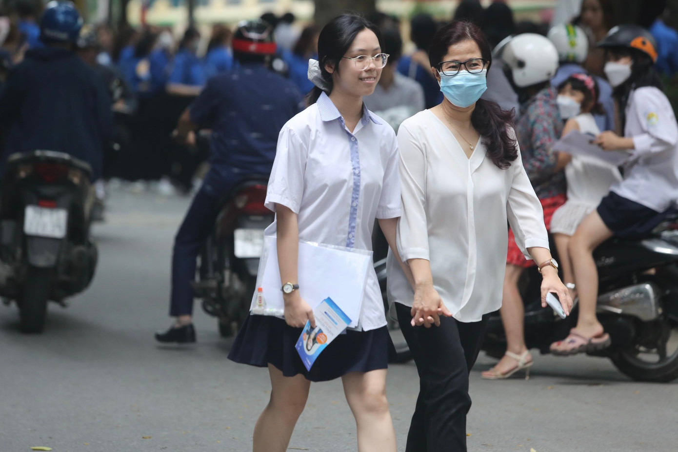 Thí sinh tự tin thi xong Ngữ Văn, cập nhật giải đề ảnh 117