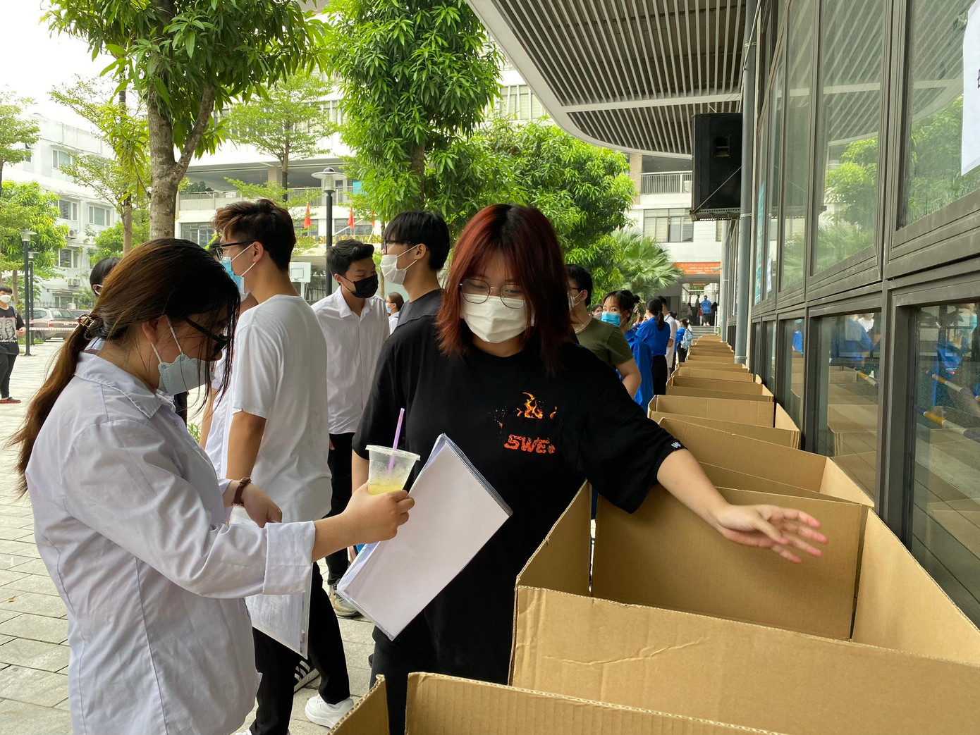 Thí sinh được lực lượng thanh niên tình nguyện hướng dẫn gửi đồ trong các thùng đã được điểm thi chuẩn bị sẵn. Đồng thời, cán bộ điểm thi nhắc nhở thí sinh, trong ngày thi, không mang bất cứ vật dụng không cần thiết nào vào khu vực thi. Thanh niên tình nguyện trông coi thùng đựng tư trang của thí sinh. Tuy nhiên, trong ngày thi, sau khi thí sinh gửi đồ, thùng đồ được niêm phong lực lượng thanh niên tình nguyện sẽ rút khỏi khu vực thi. Thí sinh được lực lượng thanh niên tình nguyện hướng dẫn gửi đồ trong các thùng đã được điểm thi chuẩn bị sẵn. Đồng thời, cán bộ điểm thi nhắc nhở thí sinh, trong ngày thi, không mang bất cứ vật dụng không cần thiết nào vào khu vực thi. Thanh niên tình nguyện trông coi thùng đựng tư trang của thí sinh. Tuy nhiên, trong ngày thi, sau khi thí sinh gửi đồ, thùng đồ được niêm phong lực lượng thanh niên tình nguyện sẽ rút khỏi khu vực thi.