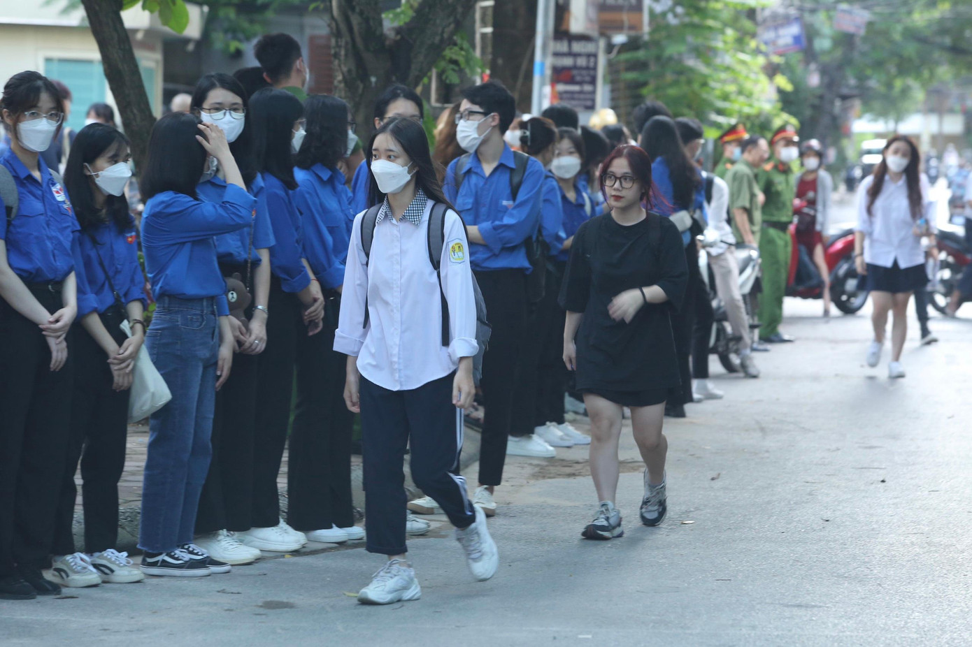 Thí sinh tự tin thi xong Ngữ Văn, cập nhật giải đề ảnh 41