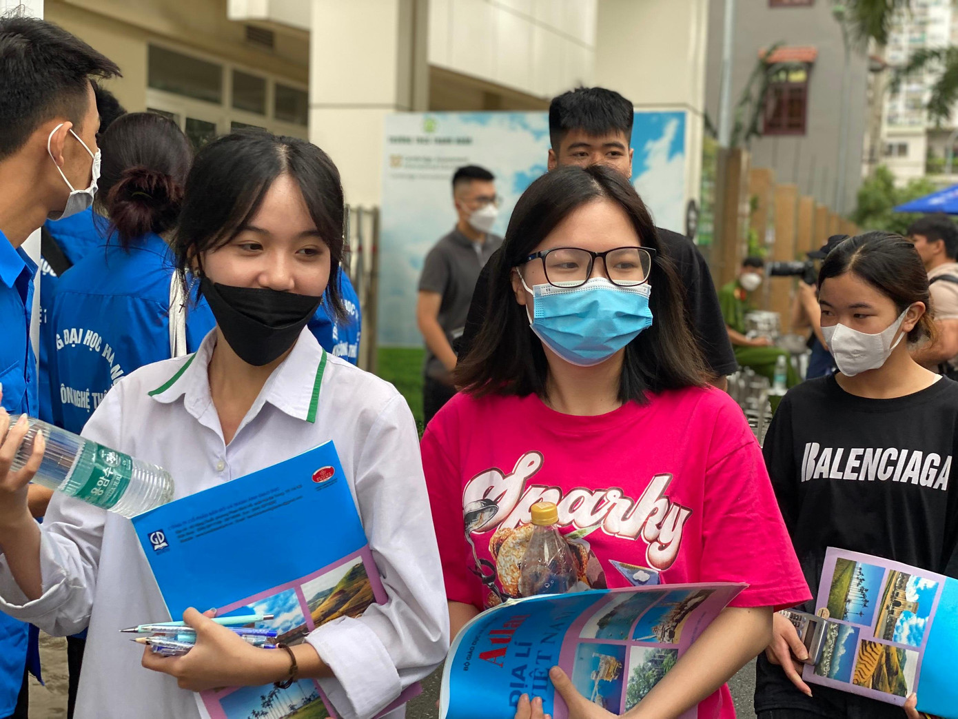 Thí sinh 'thở phào' khi hoàn thành bài thi tổ hợp, cập nhật giải đề 6 môn thi ảnh 57