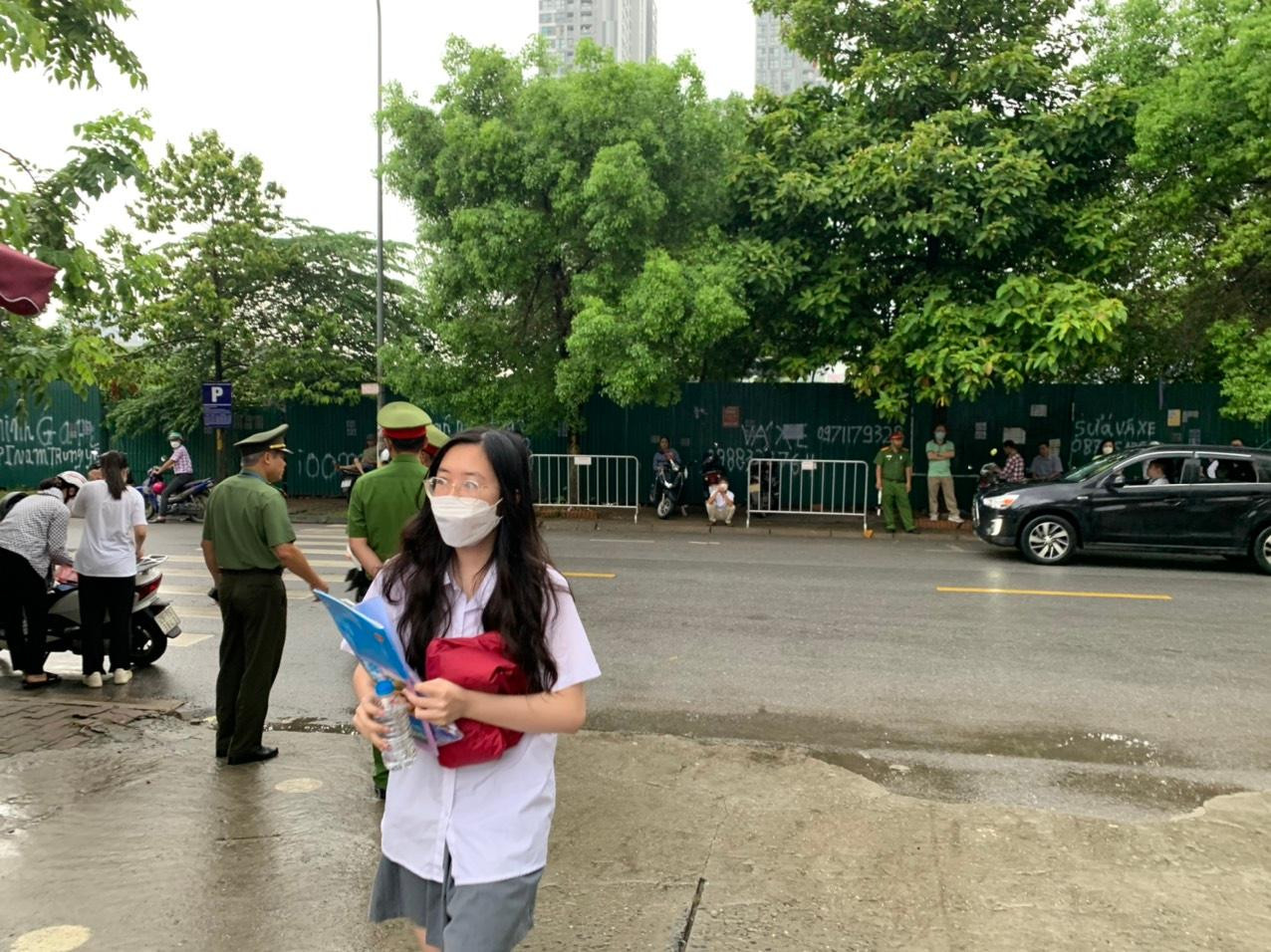 Thí sinh 'thở phào' khi hoàn thành bài thi tổ hợp, cập nhật giải đề 6 môn thi ảnh 6