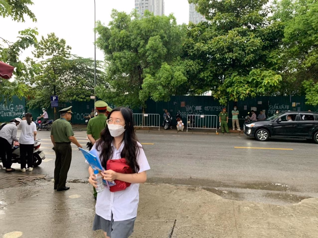 Thí sinh 'thở phào' khi hoàn thành bài thi tổ hợp, cập nhật giải đề 6 môn thi ảnh 6