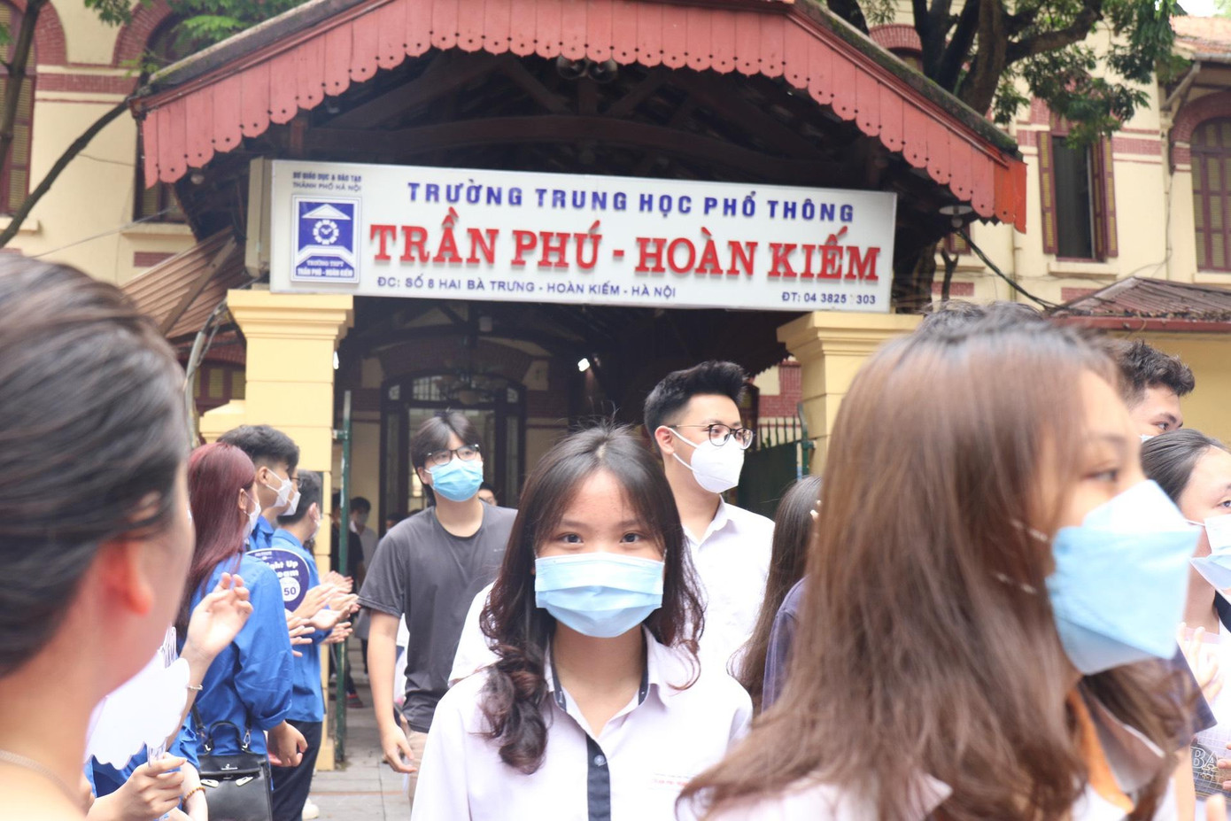 Thí sinh 'thở phào' khi hoàn thành bài thi tổ hợp, cập nhật giải đề 6 môn thi ảnh 62