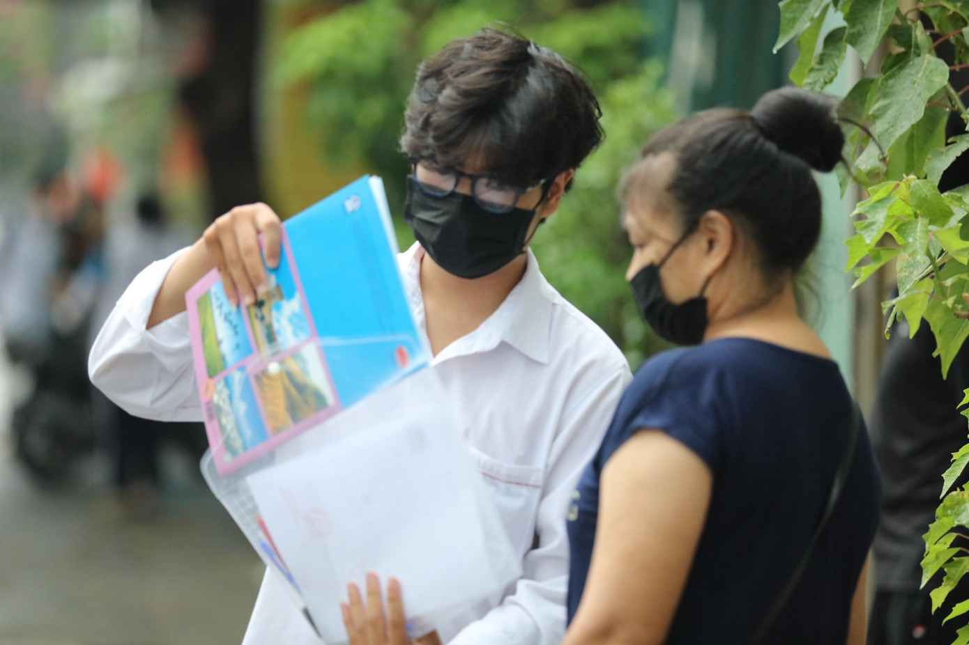 Thí sinh 'thở phào' khi hoàn thành bài thi tổ hợp, cập nhật giải đề 6 môn thi ảnh 21