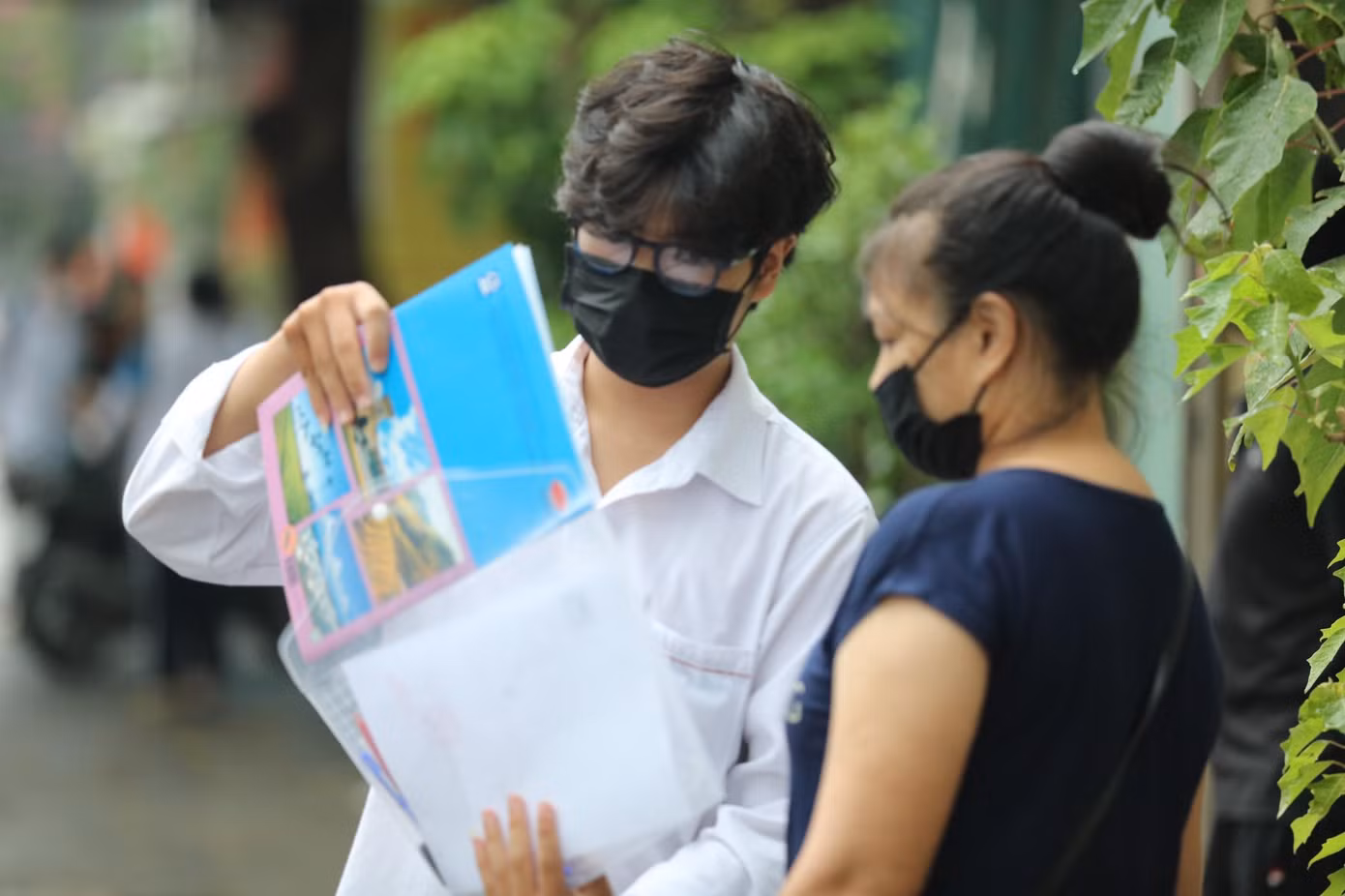 Thí sinh 'thở phào' khi hoàn thành bài thi tổ hợp, cập nhật giải đề 6 môn thi ảnh 21