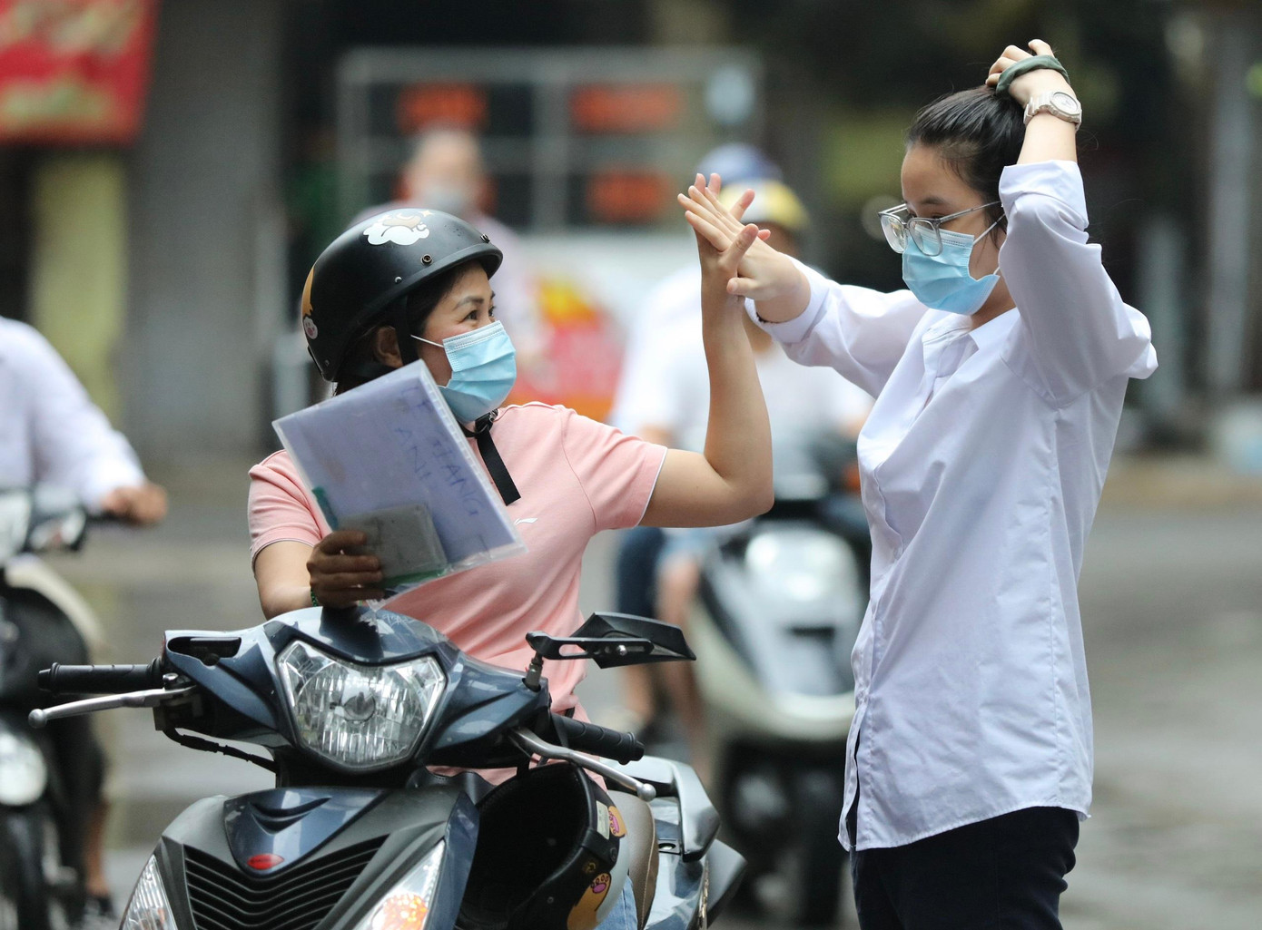 Thí sinh 'thở phào' khi hoàn thành bài thi tổ hợp, cập nhật giải đề 6 môn thi ảnh 18