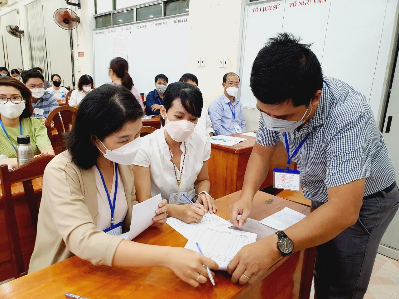 Thí sinh tự tin thi xong Ngữ Văn, cập nhật giải đề ảnh 10