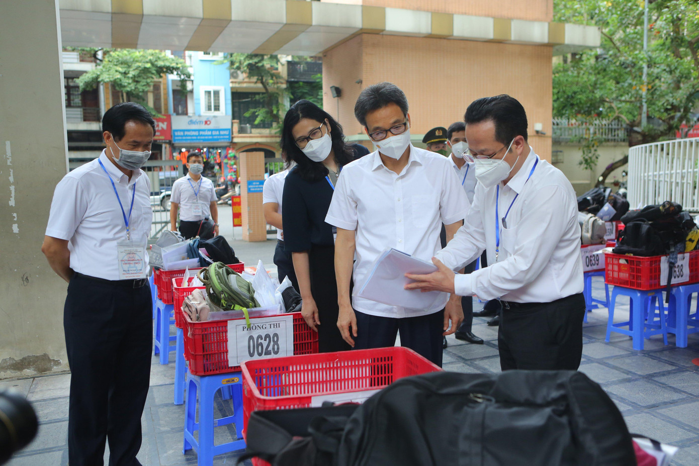 Thí sinh tự tin thi xong Ngữ Văn, cập nhật giải đề ảnh 95