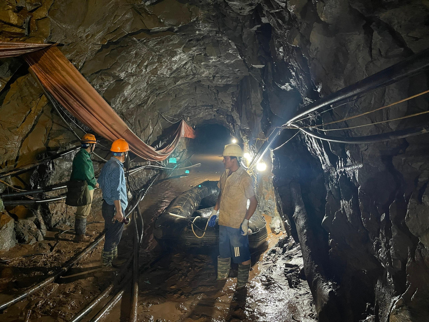 Bùn đặc sánh trong hầm
