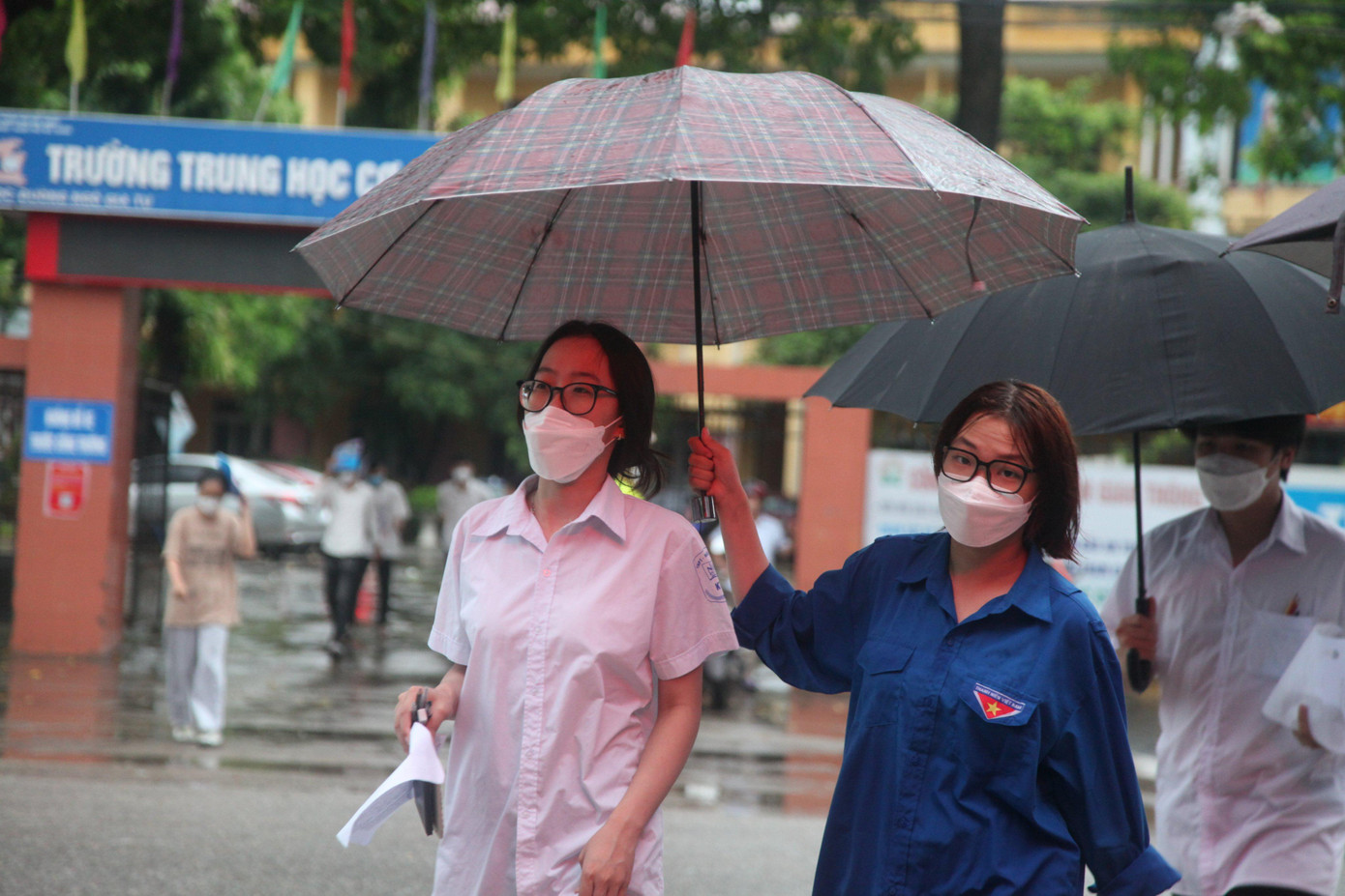 Thí sinh 'thở phào' khi hoàn thành bài thi tổ hợp, cập nhật giải đề 6 môn thi ảnh 37