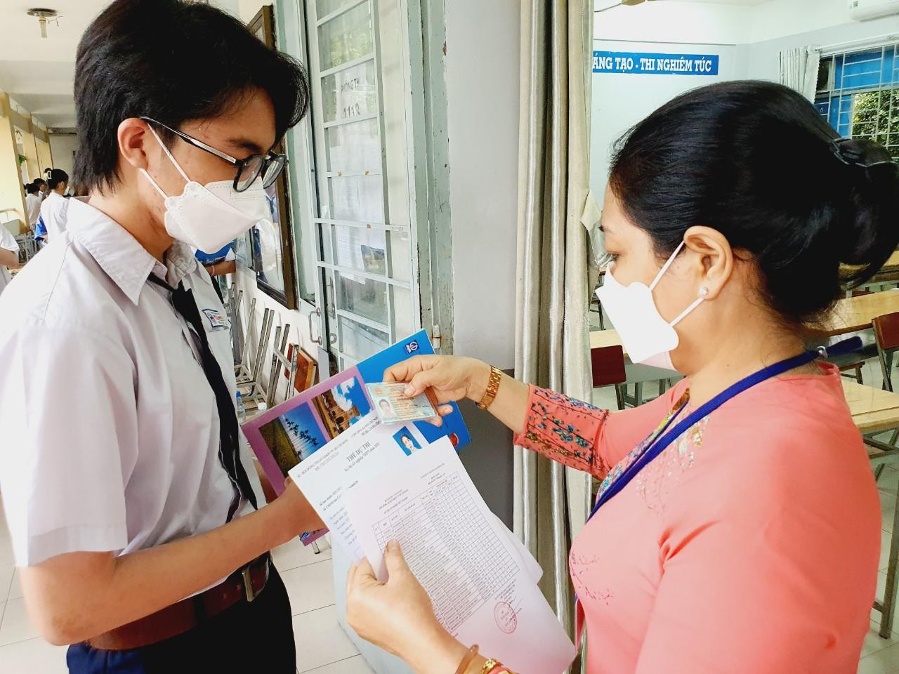 Thí sinh 'thở phào' khi hoàn thành bài thi tổ hợp, cập nhật giải đề 6 môn thi ảnh 22