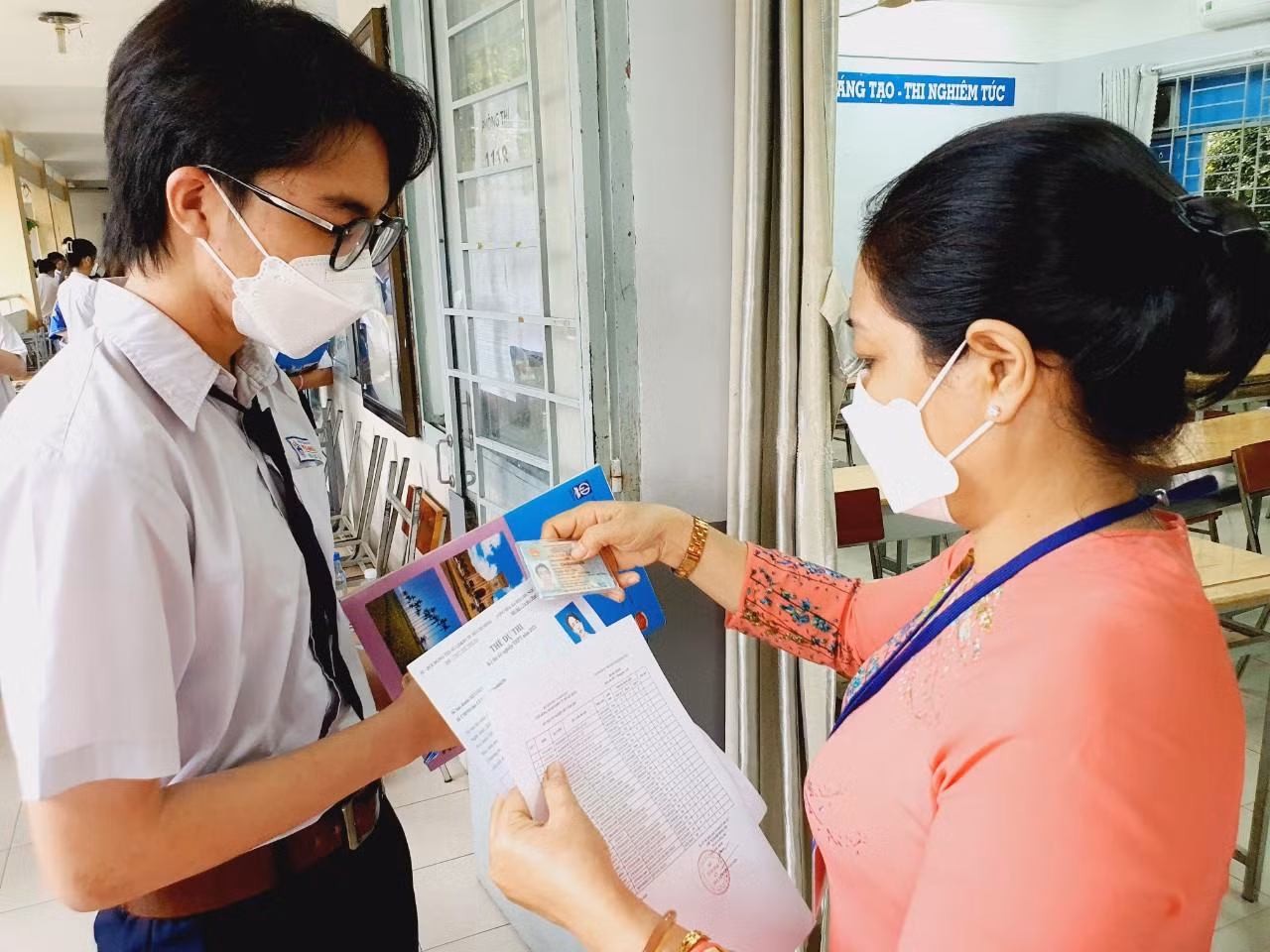 Thí sinh 'thở phào' khi hoàn thành bài thi tổ hợp, cập nhật giải đề 6 môn thi ảnh 22