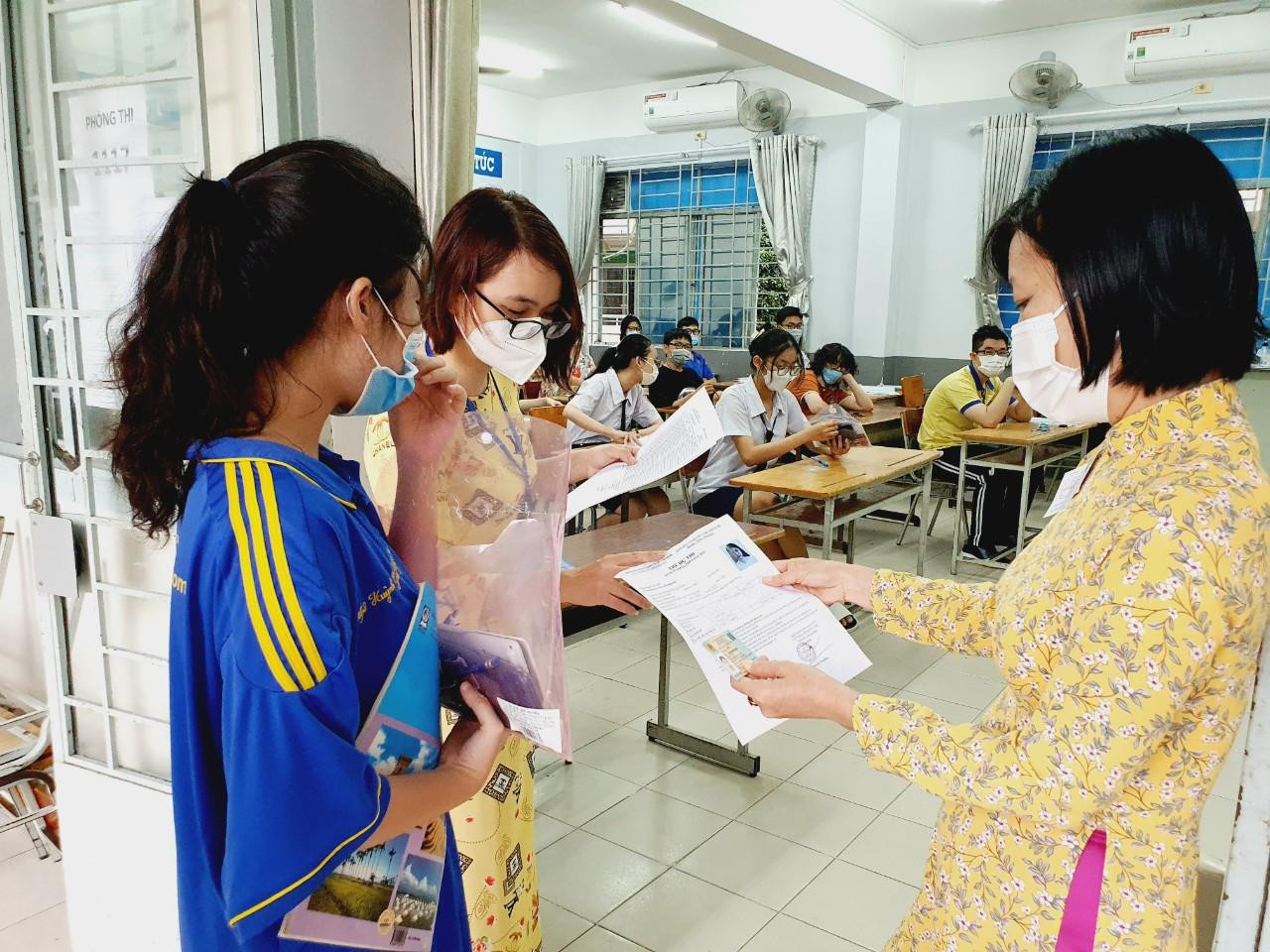 Thí sinh 'thở phào' khi hoàn thành bài thi tổ hợp, cập nhật giải đề 6 môn thi ảnh 23