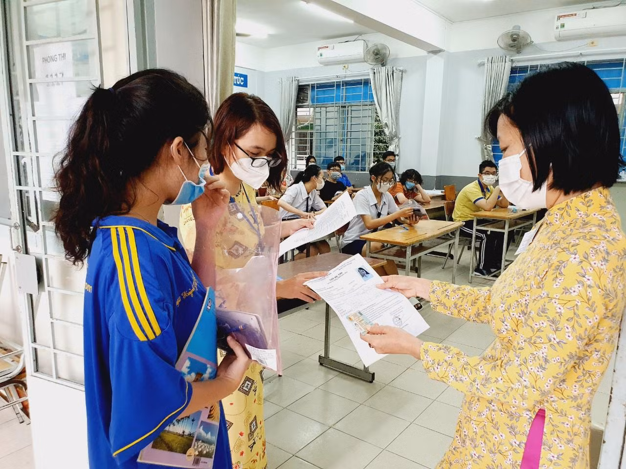Thí sinh 'thở phào' khi hoàn thành bài thi tổ hợp, cập nhật giải đề 6 môn thi ảnh 23