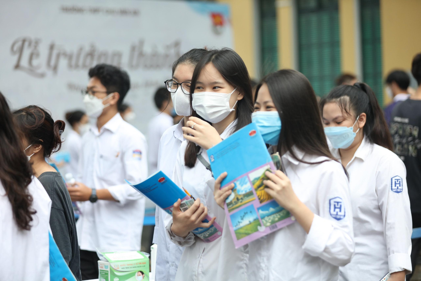 Thí sinh 'thở phào' khi hoàn thành bài thi tổ hợp, cập nhật giải đề 6 môn thi ảnh 60