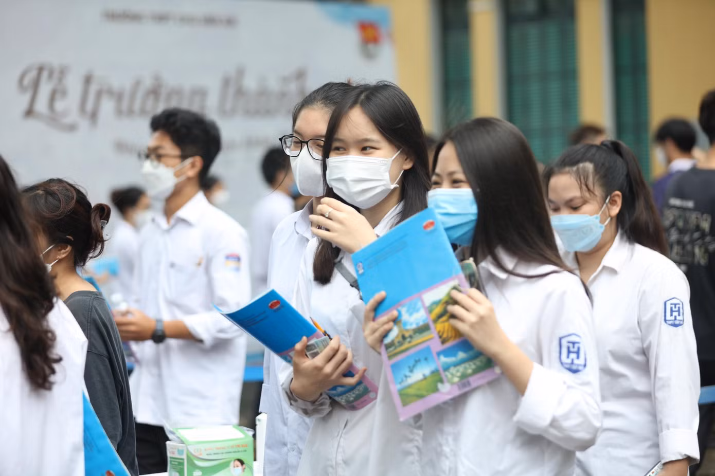 Thí sinh 'thở phào' khi hoàn thành bài thi tổ hợp, cập nhật giải đề 6 môn thi ảnh 60