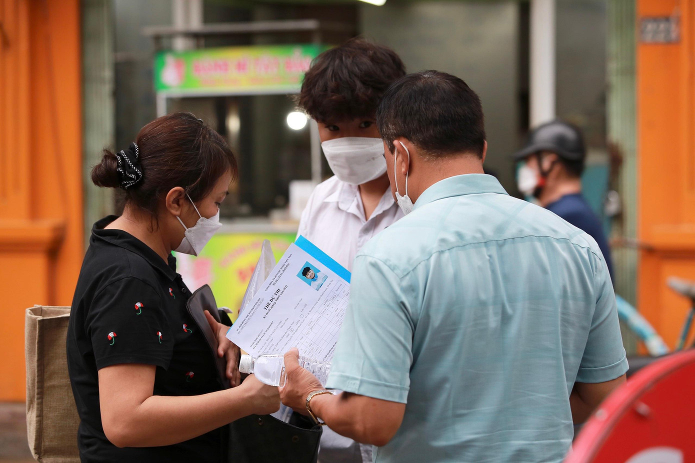 Thí sinh 'thở phào' khi hoàn thành bài thi tổ hợp, cập nhật giải đề 6 môn thi ảnh 17