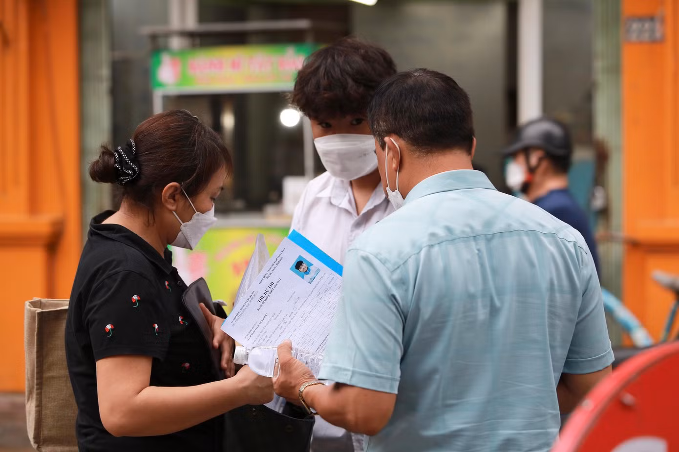 Thí sinh 'thở phào' khi hoàn thành bài thi tổ hợp, cập nhật giải đề 6 môn thi ảnh 17