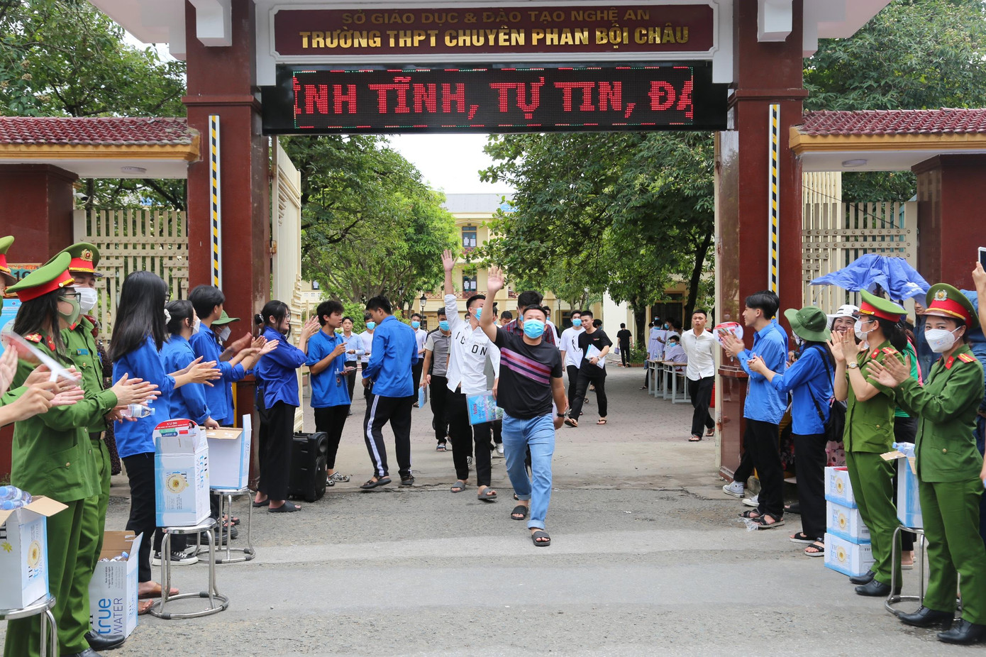 Thí sinh 'thở phào' khi hoàn thành bài thi tổ hợp, cập nhật giải đề 6 môn thi ảnh 66