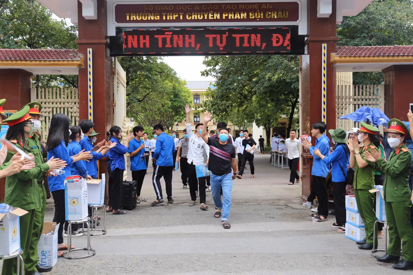 Thí sinh 'thở phào' khi hoàn thành bài thi tổ hợp, cập nhật giải đề 6 môn thi ảnh 66
