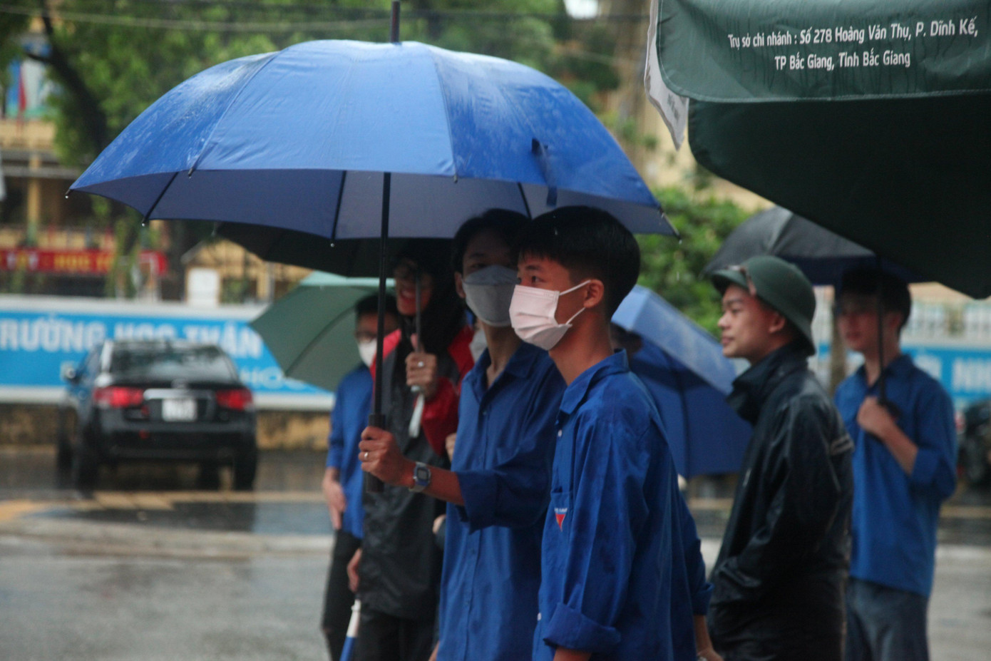 Thí sinh 'thở phào' khi hoàn thành bài thi tổ hợp, cập nhật giải đề 6 môn thi ảnh 36