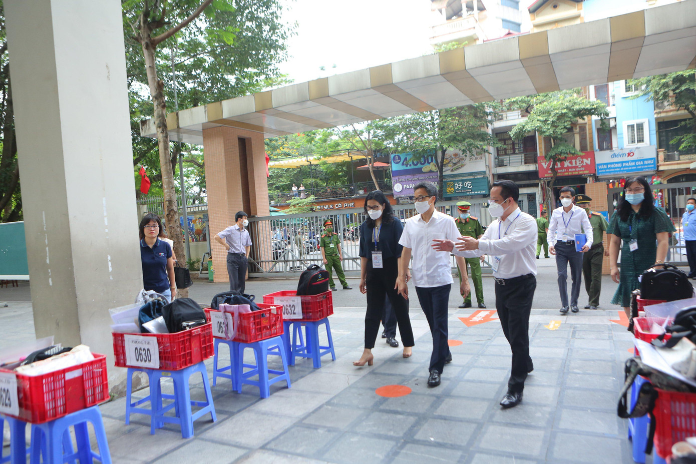 Thí sinh tự tin thi xong Ngữ Văn, cập nhật giải đề ảnh 93