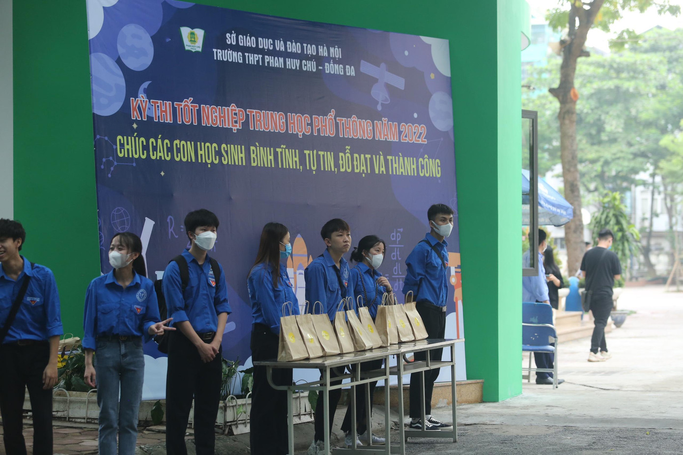 CẬP NHẬT: Hơn 1 triệu thí sinh háo hức làm thủ tục thi tốt nghiệp THPT 2022 ảnh 38 CẬP NHẬT: Hơn 1 triệu thí sinh háo hức làm thủ tục thi tốt nghiệp THPT 2022 ảnh 38