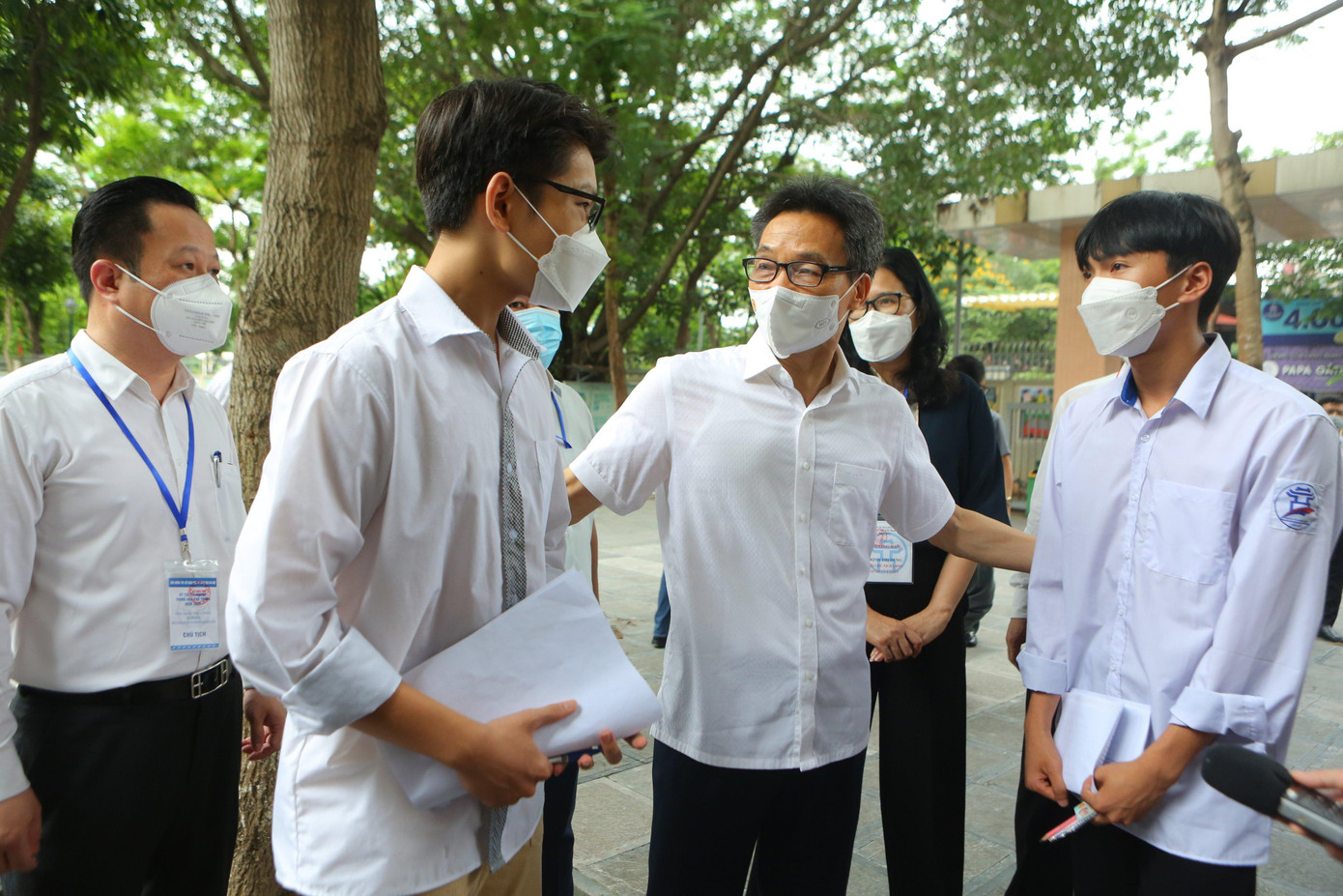 PTT Vũ Đức Đam hỏi thăm các thi sinh hoàn thành xong môn thi Văn tại điểm thi THCS Nghĩa Tân, Hà Nội. Ảnh: Trọng Tài