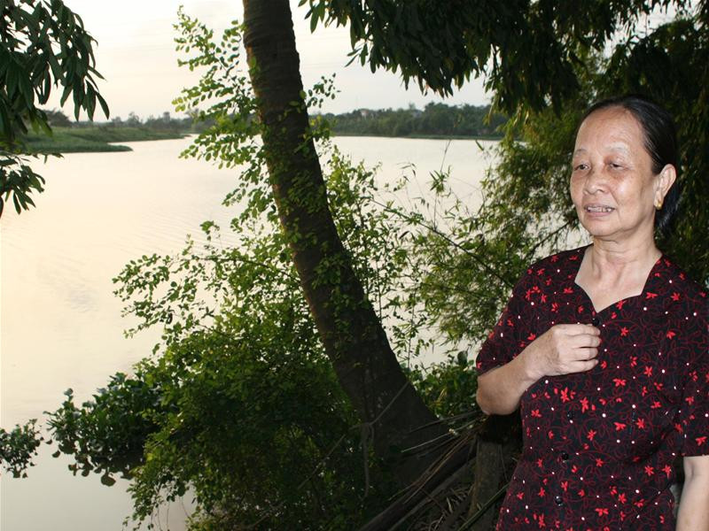 Bà Đào Thị Tuất, xã Tân Trường tâm sự, cả dòng sông Ghẹ, bây giờ không một bóng dáng ngư dân nào. Ảnh Minh Đức