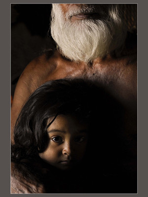 Ông cháu. Ảnh: Quang Tuấn. Ông cháu. Ảnh: Quang Tuấn