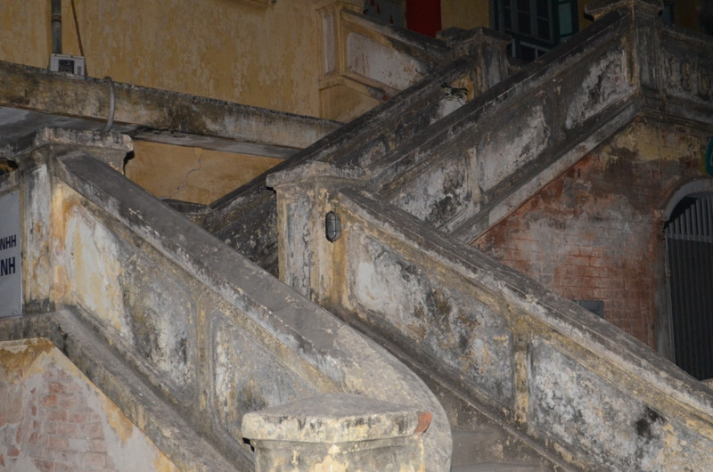 Cầu thang lên khu nhà tối om