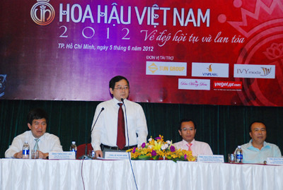 Ban Tổ chức cuộc thi trả lời câu hỏi của các phóng viên Ảnh: Trọng Thịnh