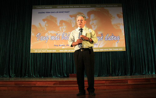 Nhà thơ Cảnh Giang tâm sự về việc sáng tác những bài thơ như :Kết nghĩa với người dưới mộ, Trinh nữ Trường Sơn…Trong buổi biểu diễn, các nghệ sĩ đã biểu diễn nhiều bài hát mới được phổ nhạc của ông. Ảnh: Trường Phong